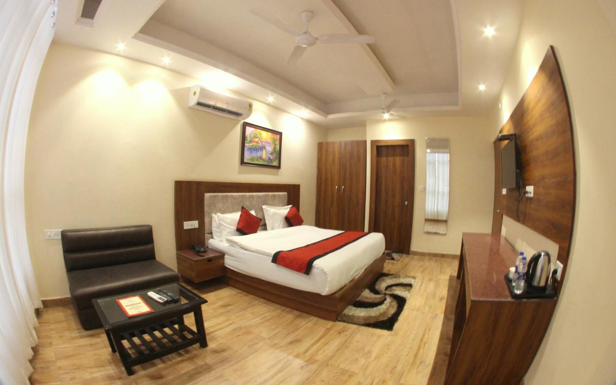 The Royal Bhumesh Hotel Katra  Buitenkant foto